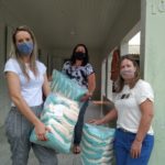 Mulheres dos Clubes de Mães recebem materiais para confecção de trabalhos