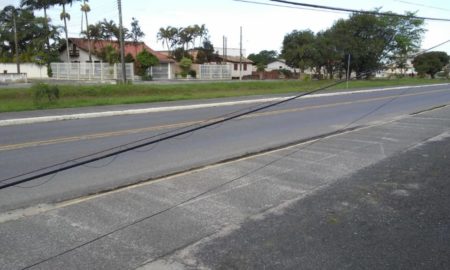 Caminhão manobra e arranca fios na Avenida Celeste Recco