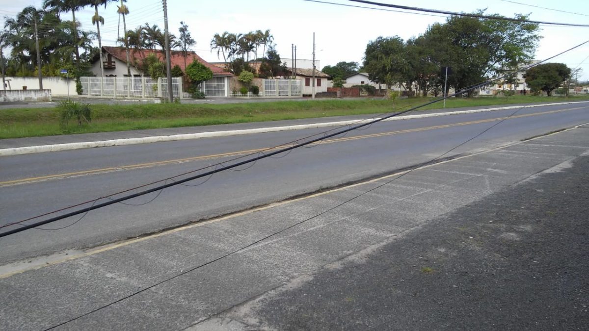 Caminhão manobra e arranca fios na Avenida Celeste Recco