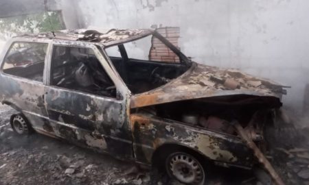 Incêndio destrói garagem e veículo que estava dentro no Ronco d’ Água