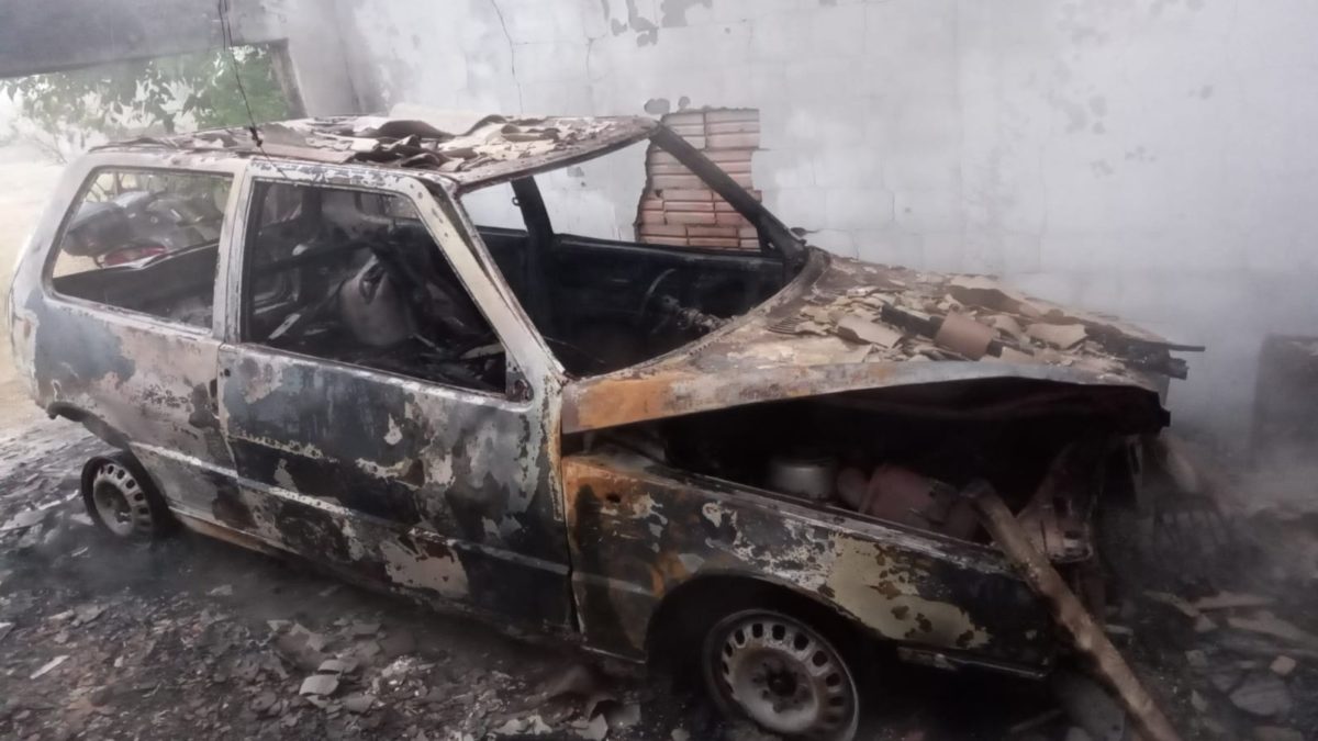 Incêndio destrói garagem e veículo que estava dentro no Ronco d’ Água