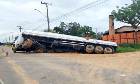 Carreta tomba e deixa trânsito em meia pista na Rodovia Olívio Cechinel