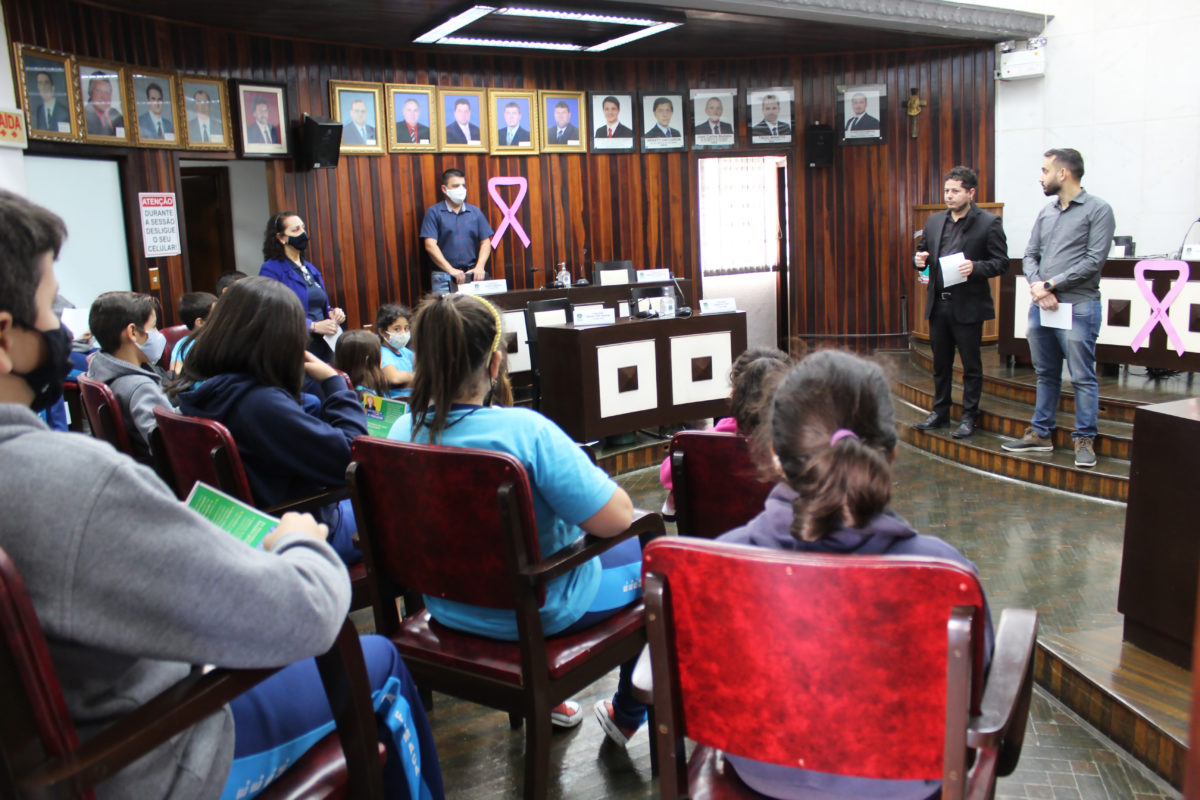 Estudantes da Escola Biázio Maragno visitam Câmara de vereadores de Morro da Fumaça
