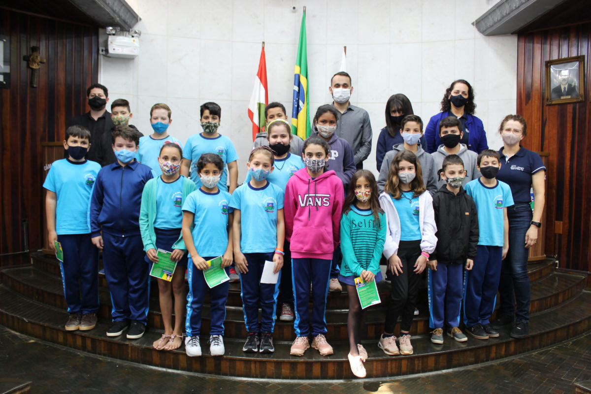 Estudantes da Escola Biázio Maragno visitam Câmara de vereadores de Morro da Fumaça
