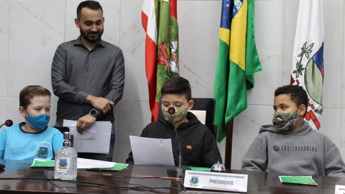 Estudantes da Escola Biázio Maragno visitam Câmara de vereadores de Morro da Fumaça