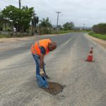 Após cobranças de Formentin, operação tapa buraco emergencial é realizada na Genésio Mazon