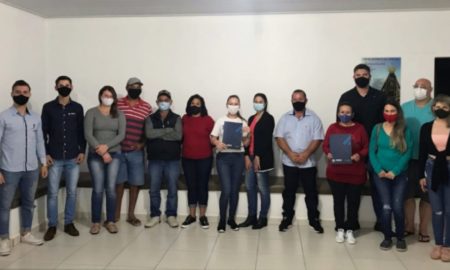 Moradores de Mina Fluorita recebem escrituras de terrenos