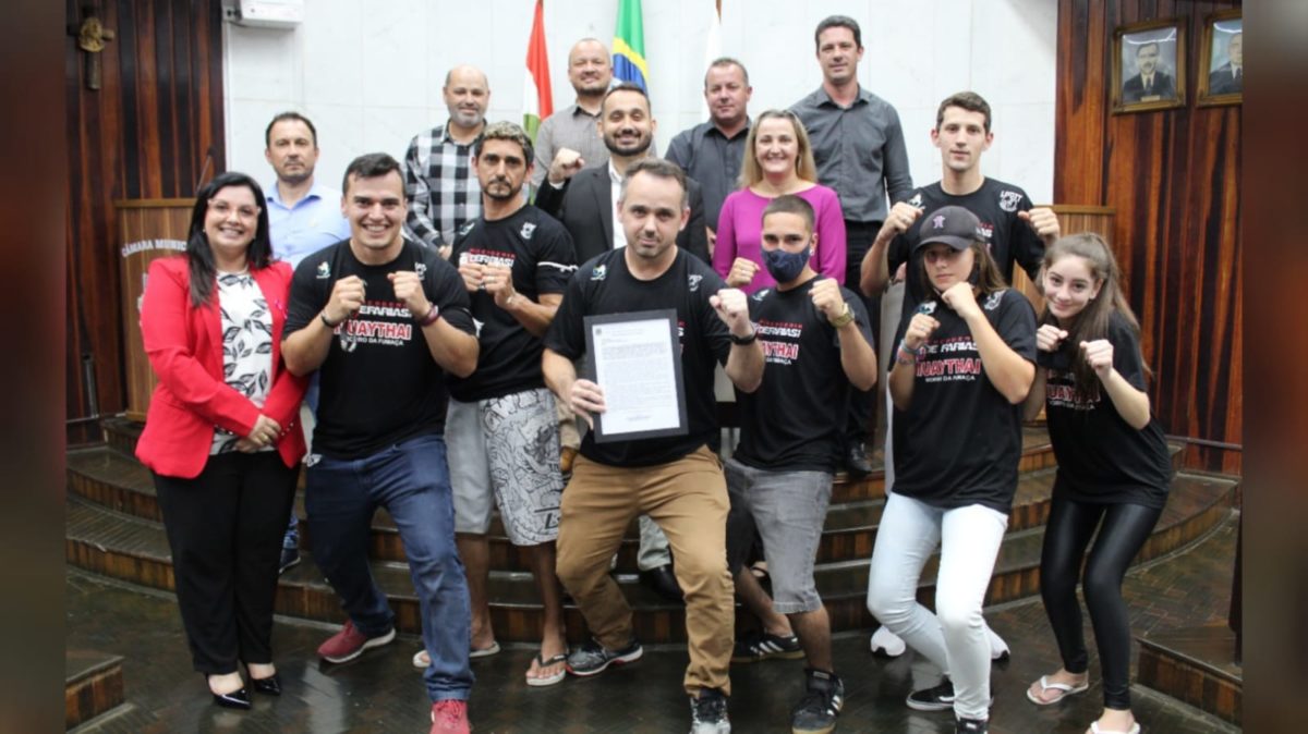 Equipe Defarias Team Muaythai recebe homenagem no Legislativo Fumacense