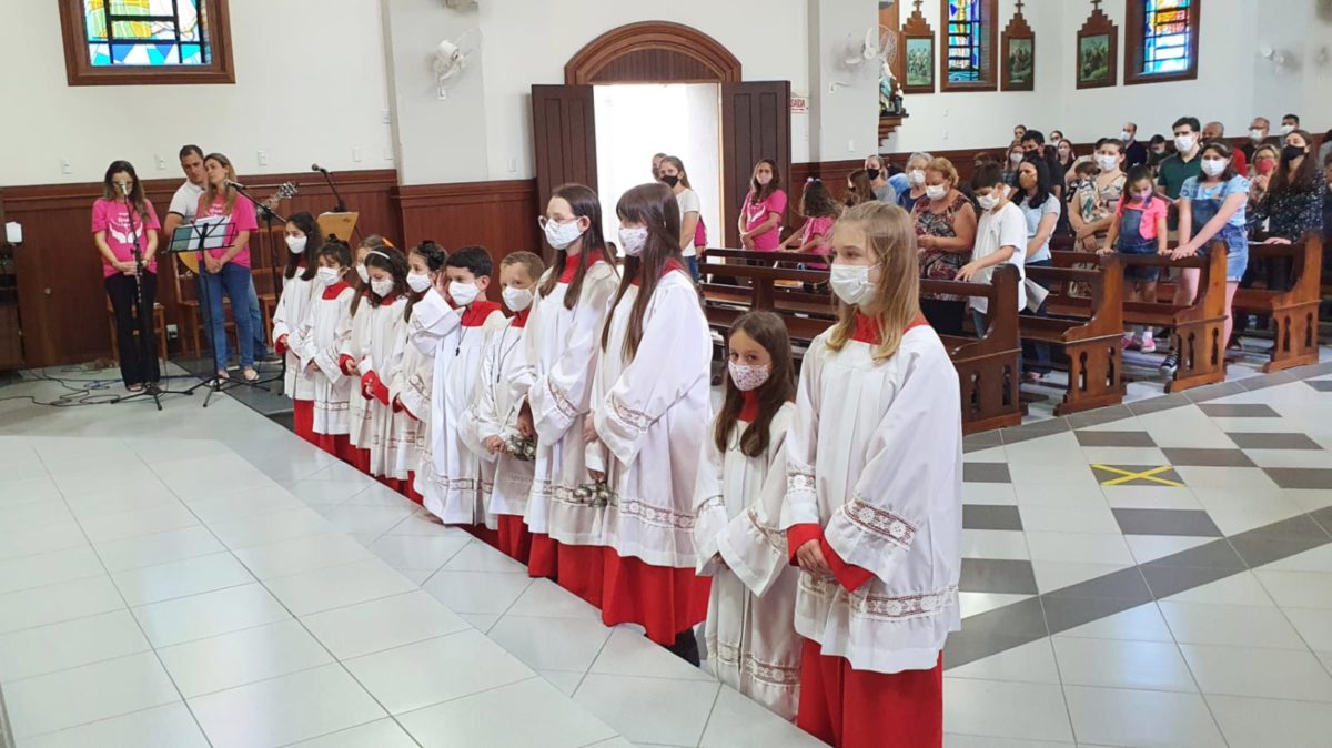 Missa reúne mais de 120 crianças em Morro da Fumaça