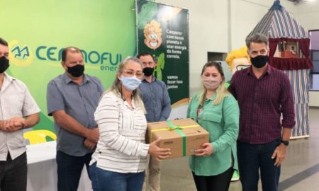 Entrega de kits educativos marca etapa do Programa de Eficiência Energética da Cermoful