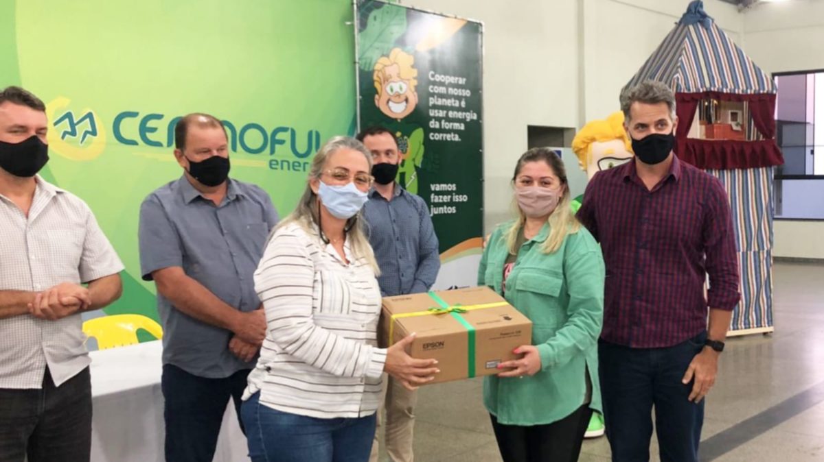 Entrega de kits educativos marca etapa do Programa de Eficiência Energética da Cermoful