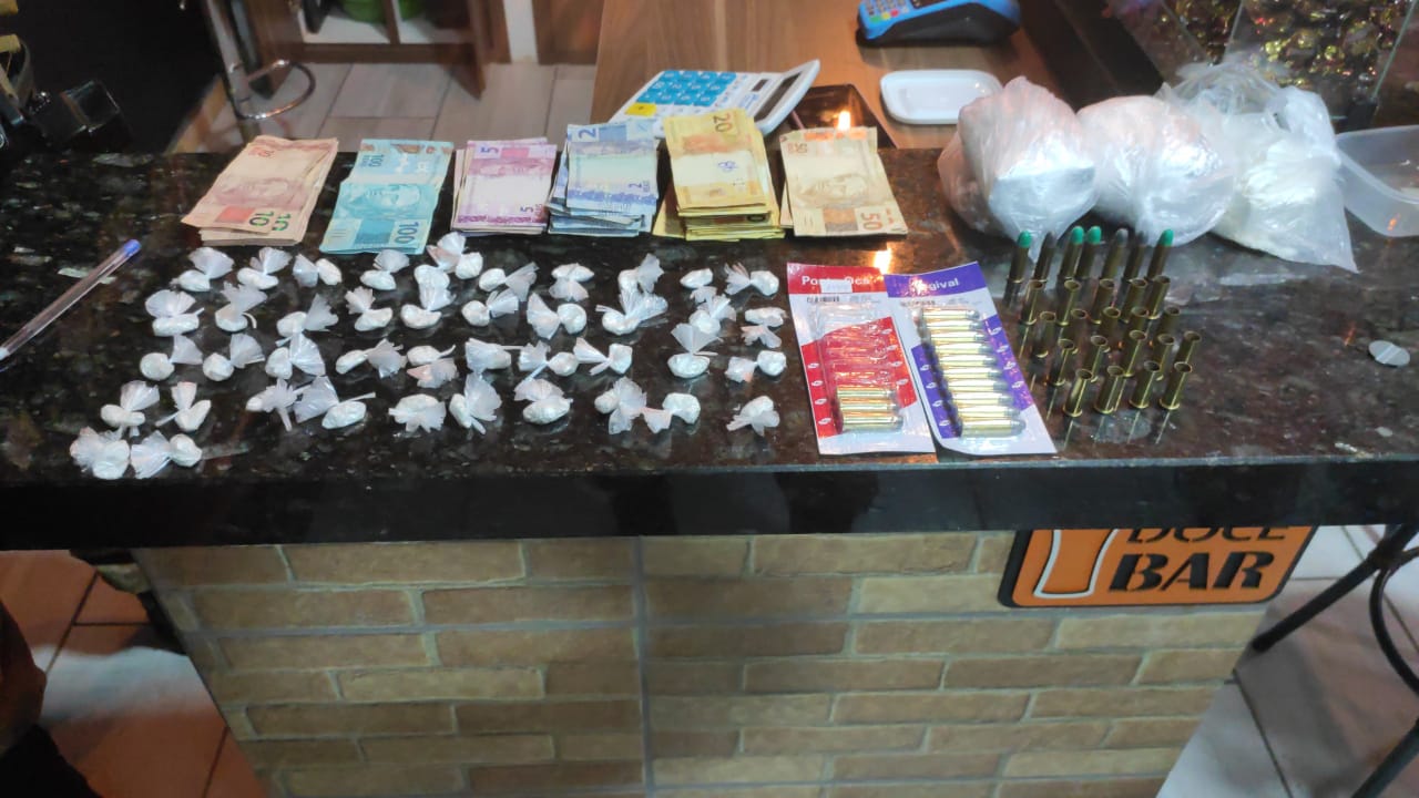 Polícia Militar prende duas pessoas por tráfico de drogas em Morro da Fumaça