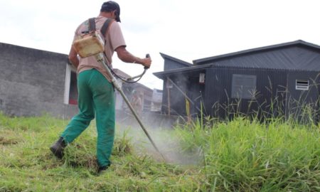 Governo de Morro da Fumaça executa a limpeza de terrenos particulares