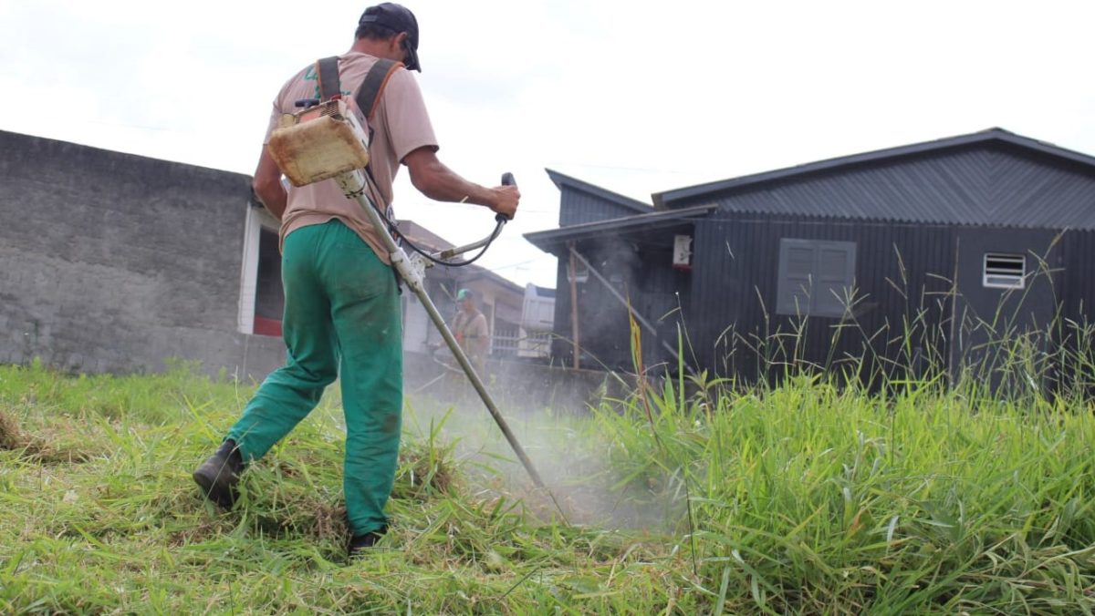 Governo de Morro da Fumaça executa a limpeza de terrenos particulares