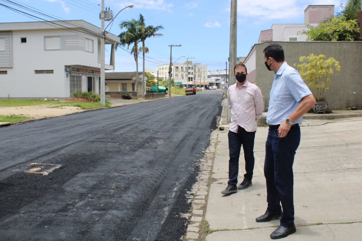 Rua Silvio Sartor ganha camada asfáltica