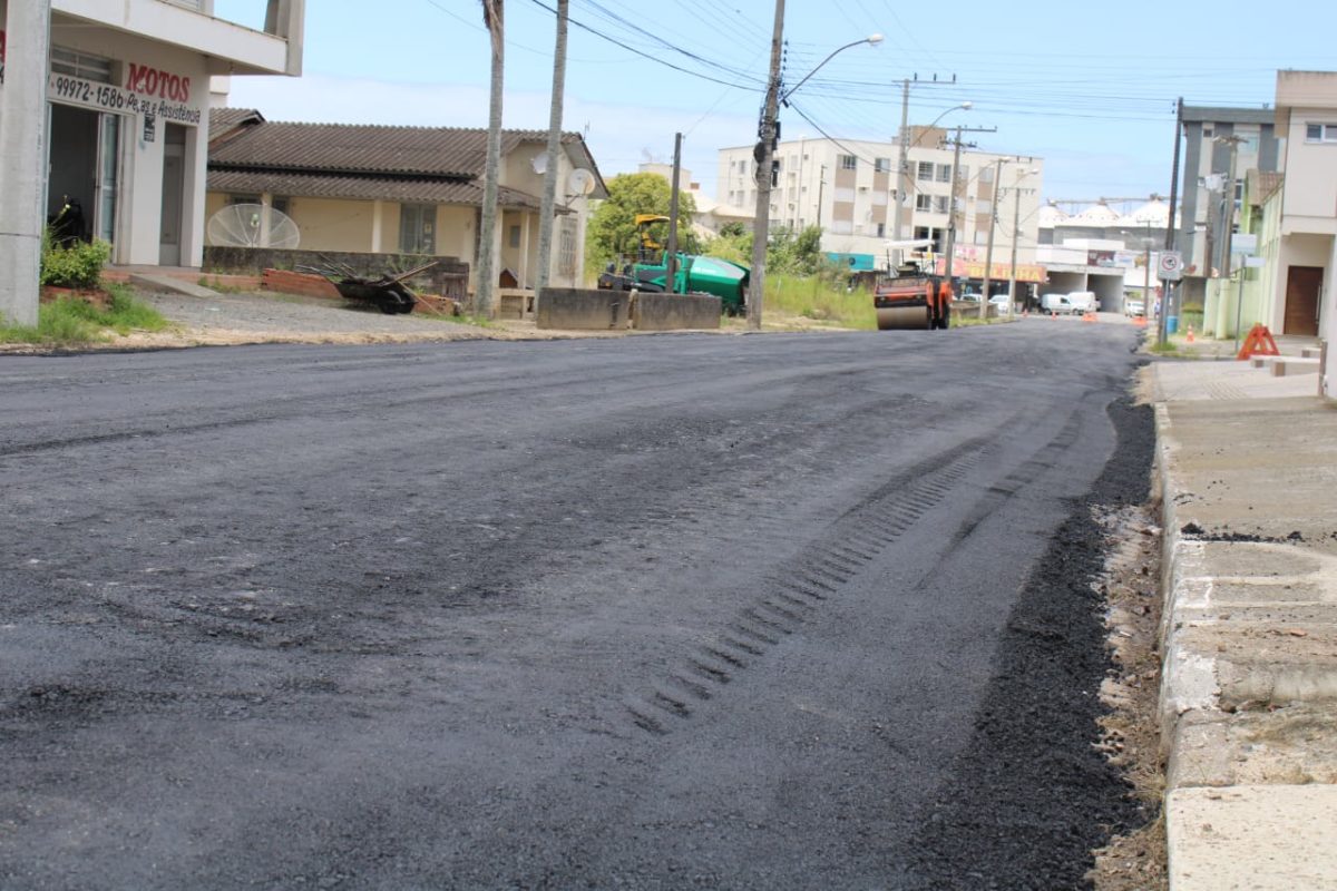 Rua Silvio Sartor ganha camada asfáltica