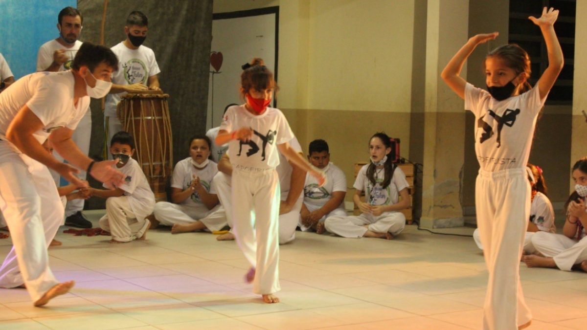 Alunos da oficina de Capoeira recebem graduação em Morro da Fumaça