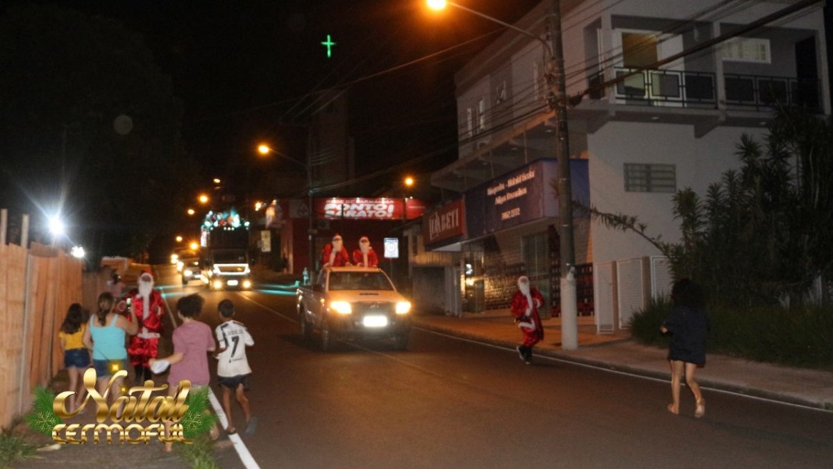 Caminhão de Natal Cermoful encanta famílias com música e animação