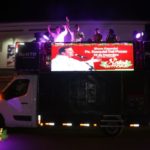 Caminhão de Natal Cermoful encanta famílias com música e animação