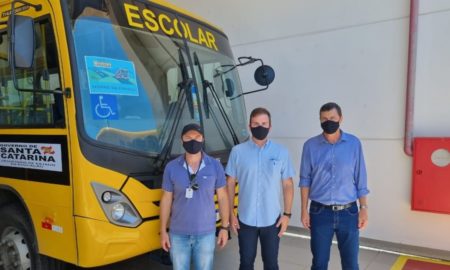 Morro da Fumaça recebe novo ônibus para o transporte escolar