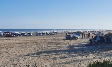 Veranistas dividem beira-mar com carros, motos e até cavalo no Balneário Esplanada (VÍDEO)