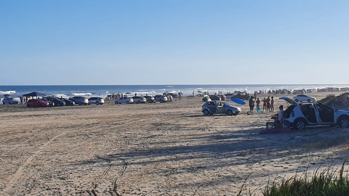 Veranistas dividem beira-mar com carros, motos e até cavalo no Balneário Esplanada (VÍDEO)