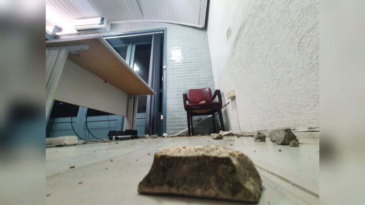 Parte do teto da Câmara de Vereadores de Morro da Fumaça desaba na sala das comissões