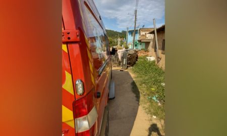 Bombeiros de Morro da Fumaça socorrem vítima de capotamento em Sangão