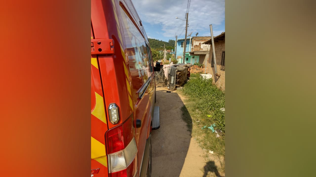 Bombeiros de Morro da Fumaça socorrem vítima de capotamento em Sangão