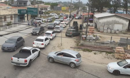 Motoristas enfrentam congestionamento na saída do Balneário Esplanada