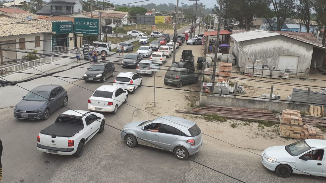 Motoristas enfrentam congestionamento na saída do Balneário Esplanada