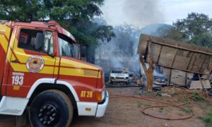 Bombeiros de Morro da Fumaça atendem incêndio em galpão