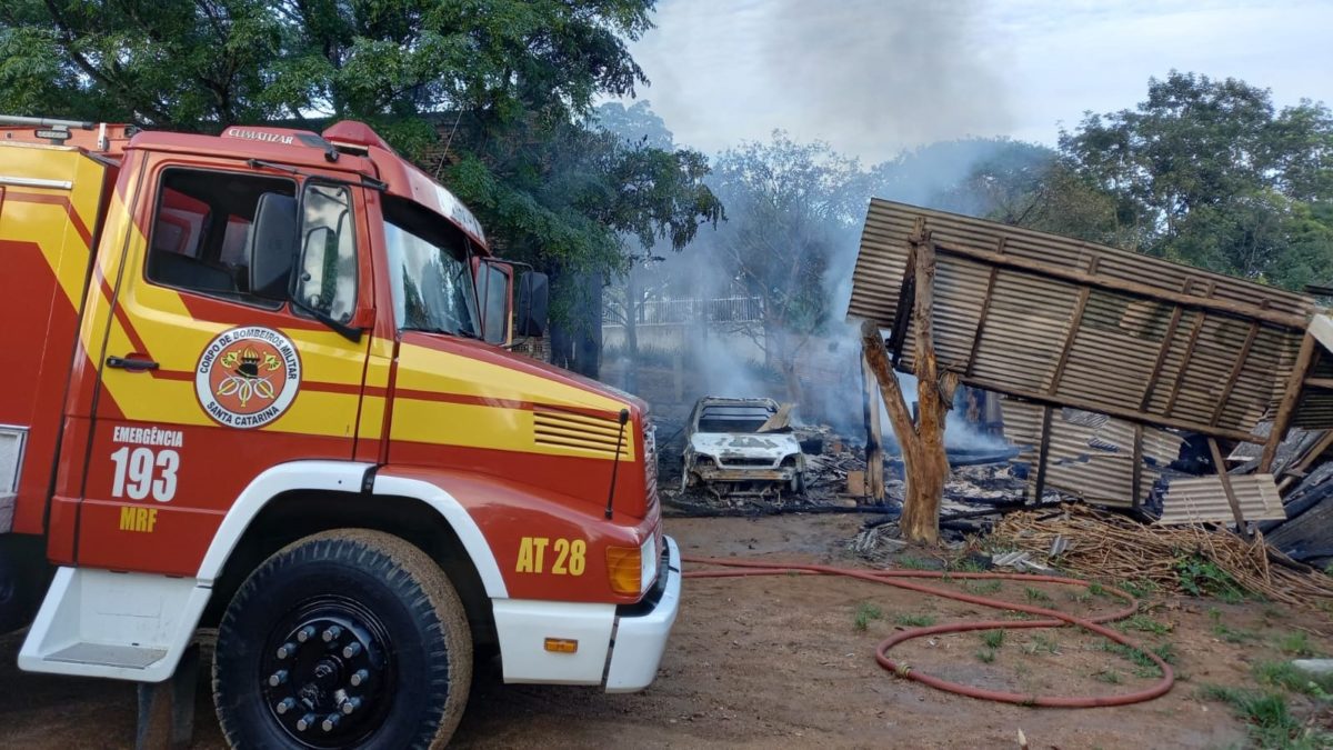 Bombeiros de Morro da Fumaça atendem incêndio em galpão