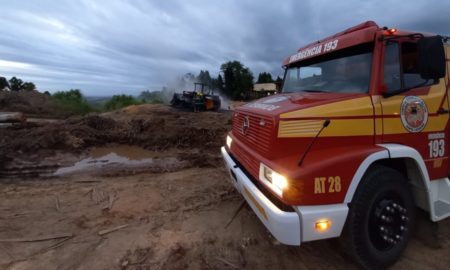 Bombeiros de Morro da Fumaça atendem incêndio em carregadeira