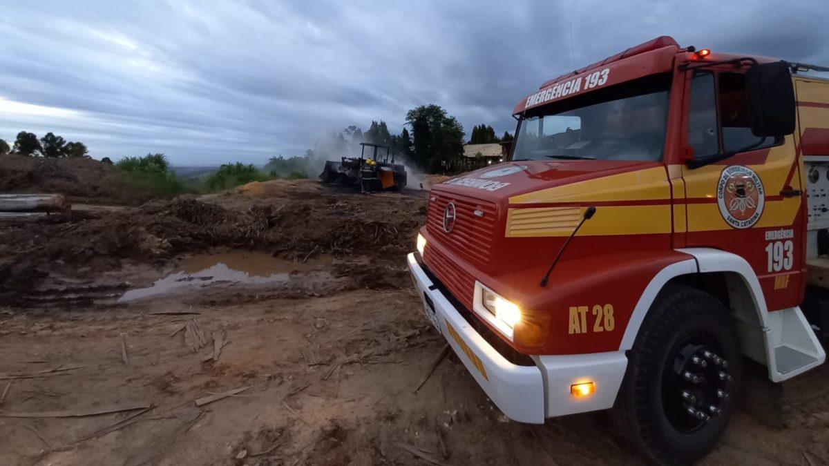 Bombeiros de Morro da Fumaça atendem incêndio em carregadeira