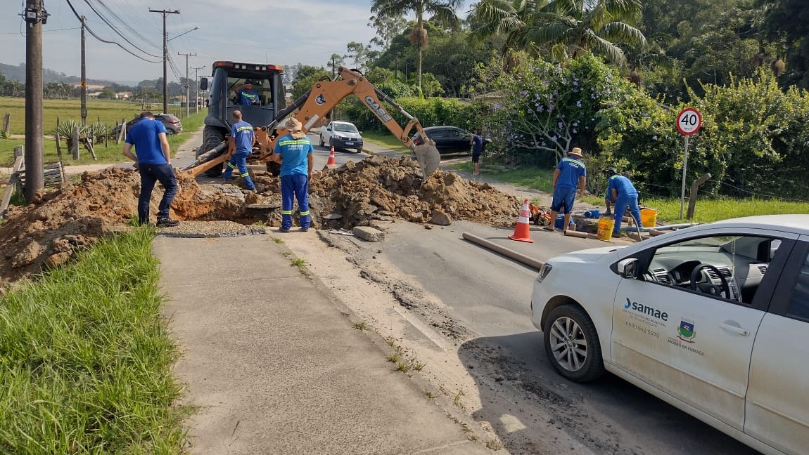 Trânsito interrompido e falta de água para interligação de rede do Samae