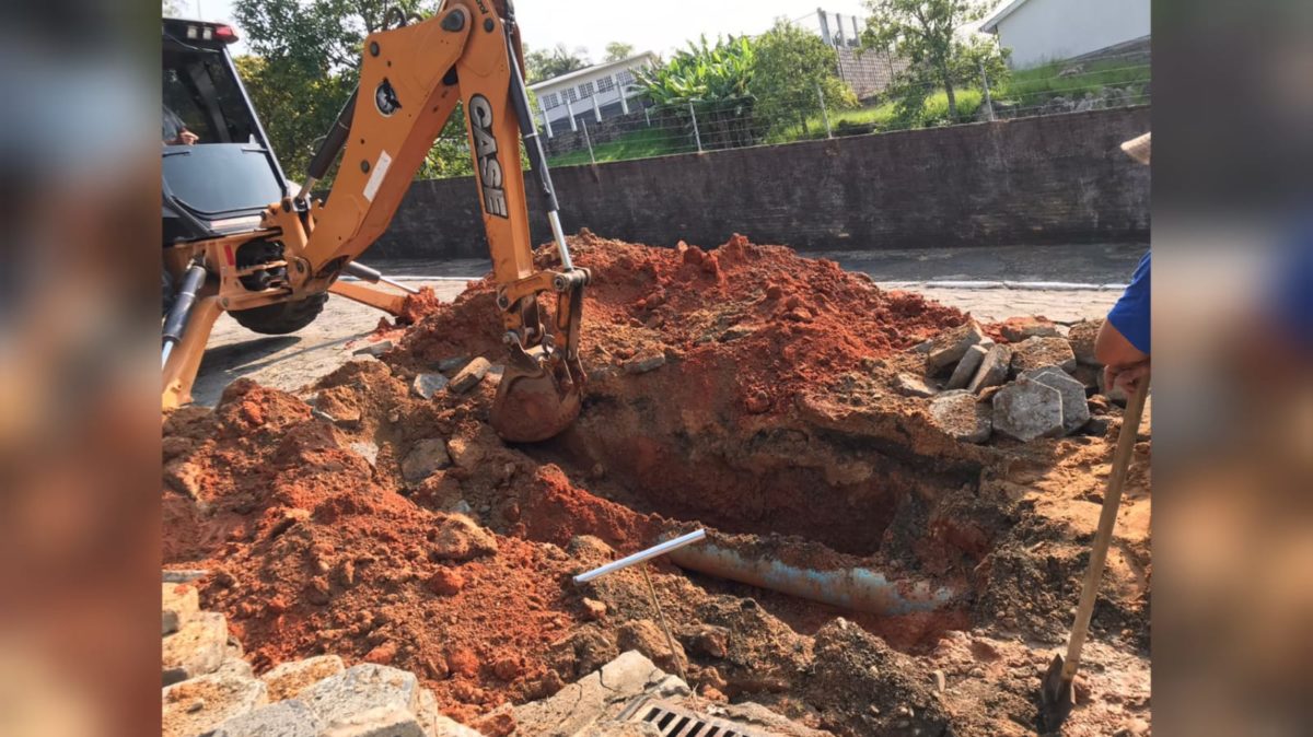 Rompimento de adutora deixa parte de Morro da Fumaça sem água