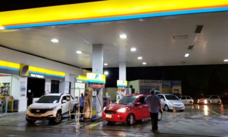 Motoristas fazem fila para abastecer antes do reajuste da gasolina e diesel