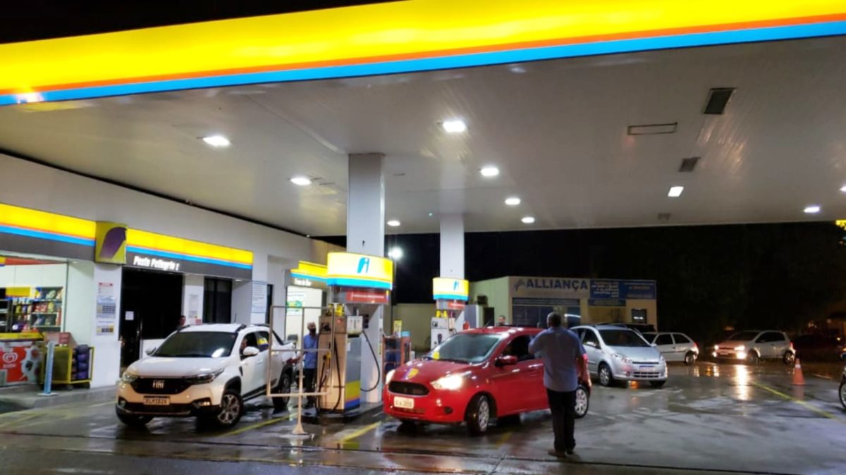 Motoristas fazem fila para abastecer antes do reajuste da gasolina e diesel