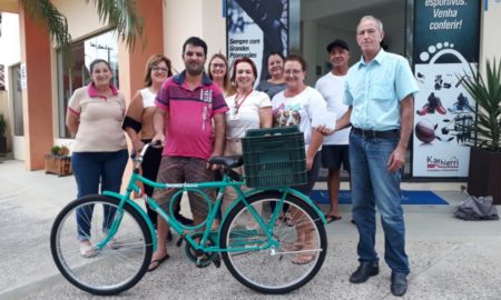 Jovem que teve bicicleta furtada recebe uma nova após vaquinha feita por comunidade