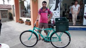 Jovem que teve bicicleta furtada recebe uma nova após vaquinha feita por comunidade
