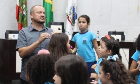 Presidente do Legislativo recepciona crianças da Escola Zuleima Burigo Guglielmi