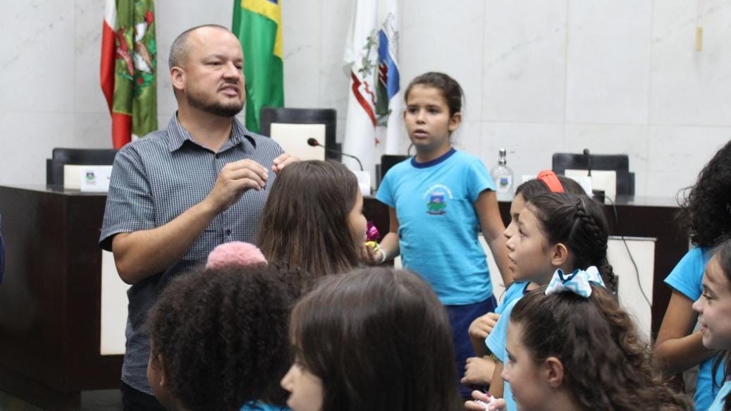 Presidente do Legislativo recepciona crianças da Escola Zuleima Burigo Guglielmi