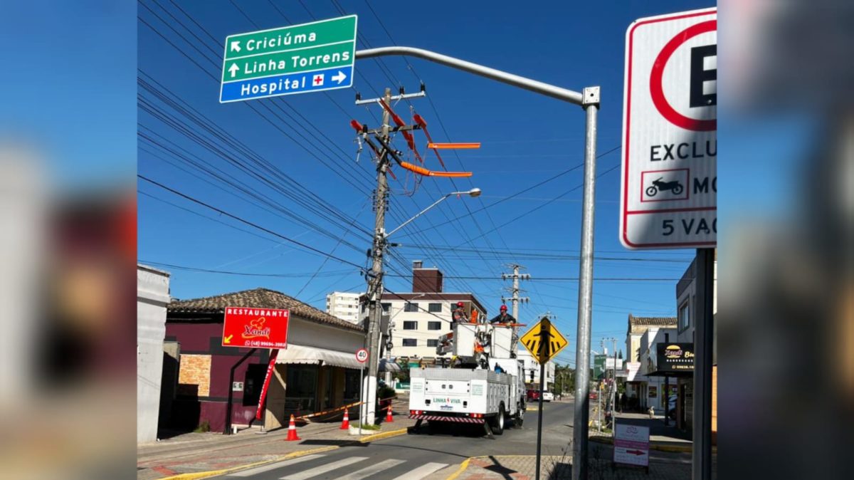 Manutenção preventiva no Centro de Morro da Fumaça é executada com caminhão Linha Viva