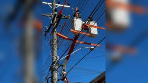 Manutenção preventiva no Centro de Morro da Fumaça é executada com caminhão Linha Viva