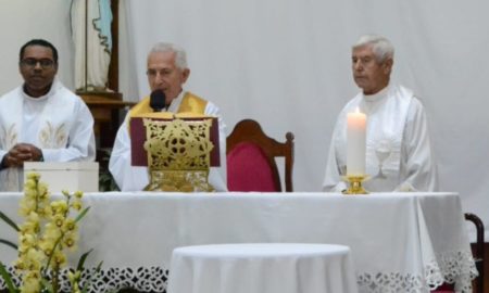 Com igreja lotada, fiéis recebem Padre Zezinho em Morro da Fumaça (FOTOS)