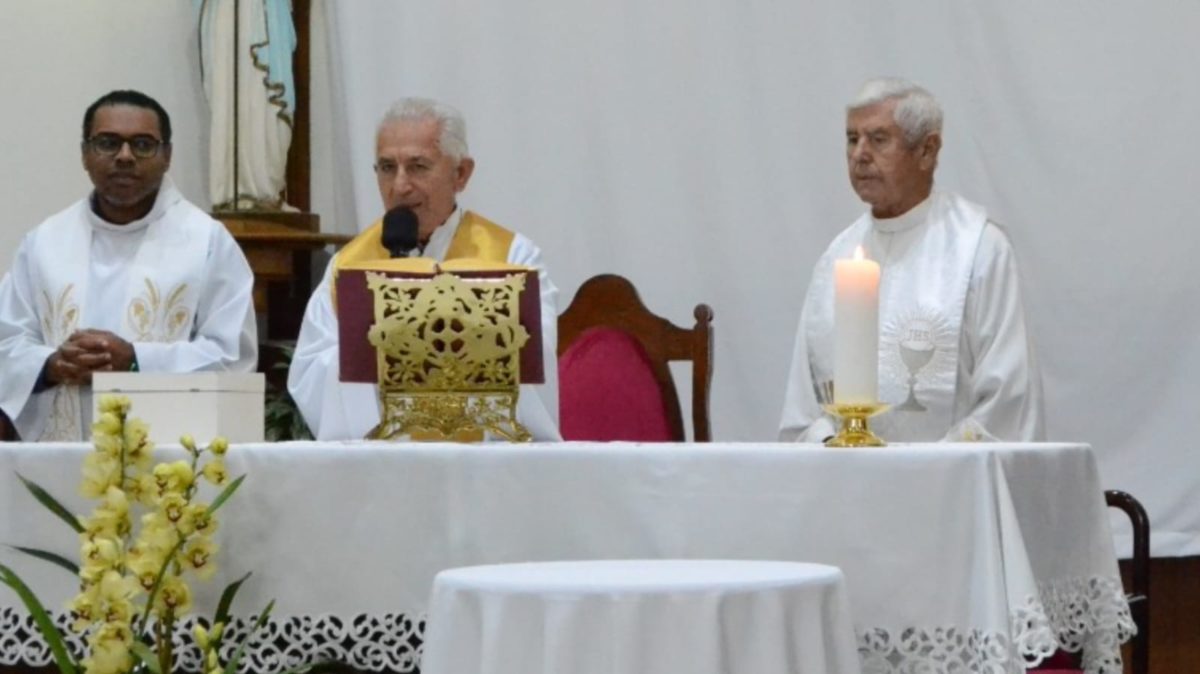 Com igreja lotada, fiéis recebem Padre Zezinho em Morro da Fumaça (FOTOS)