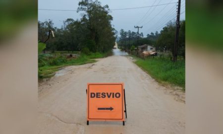 Alagamento provoca desvio em rodovia na Linha Cabral