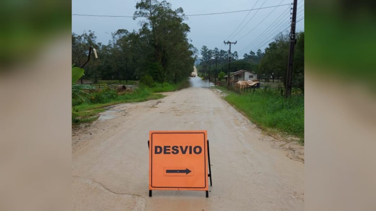 Alagamento provoca desvio em rodovia na Linha Cabral