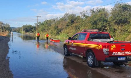 Veículo é encontrado submerso na estrada do Rio Vargedo